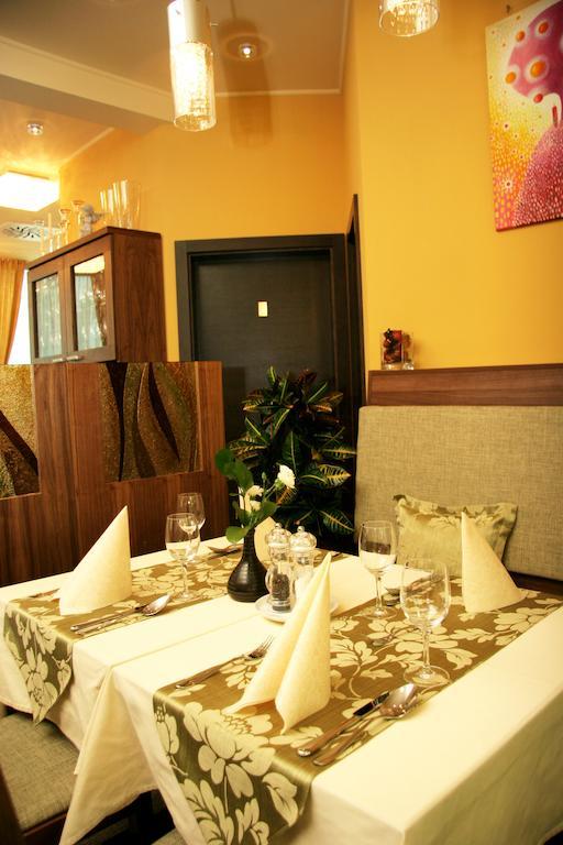 Fine Restaurant & Apartments Malacky Buitenkant foto