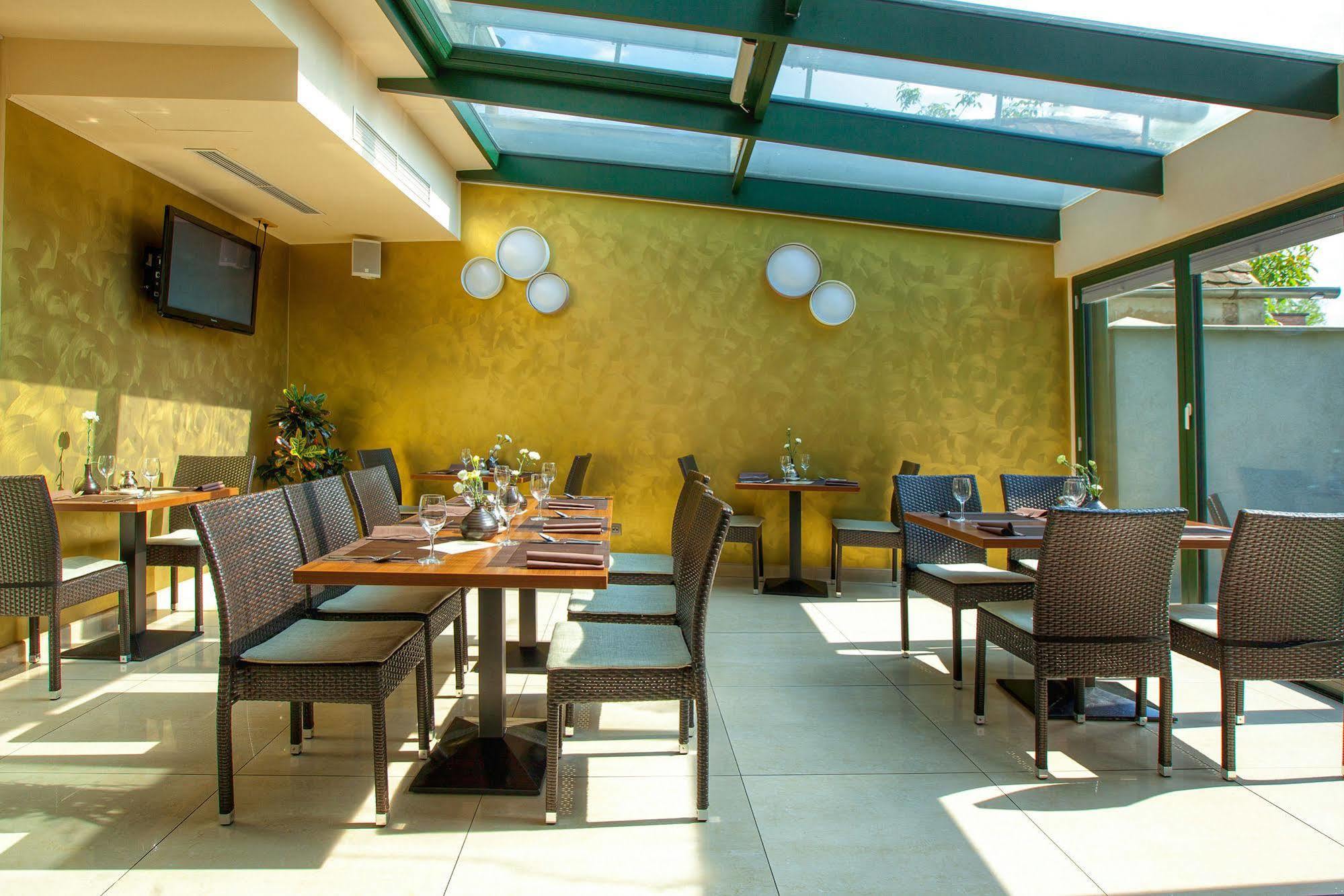 Fine Restaurant & Apartments Malacky Buitenkant foto